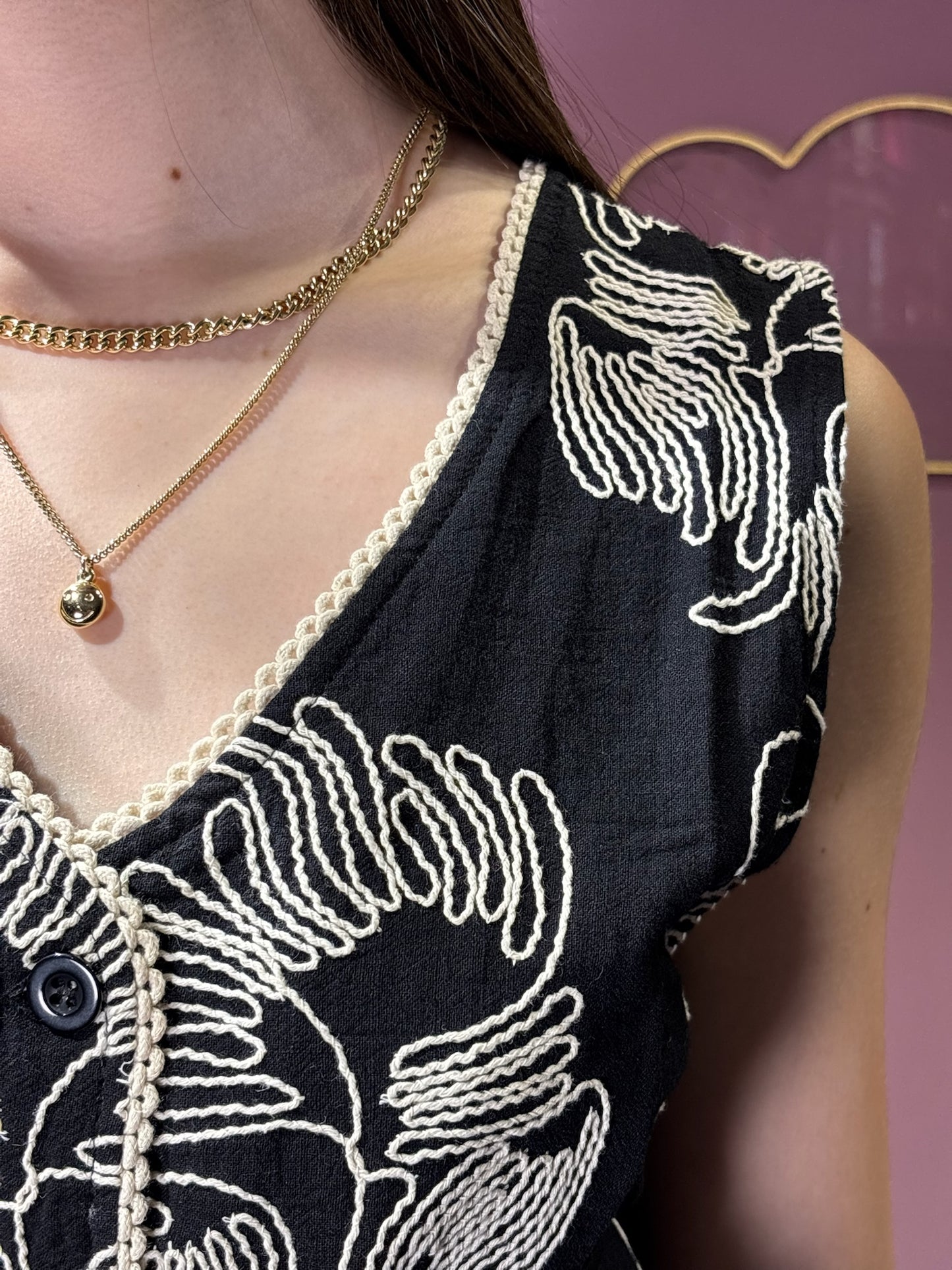 Set de chaleco y pantalón negro con bordado crema