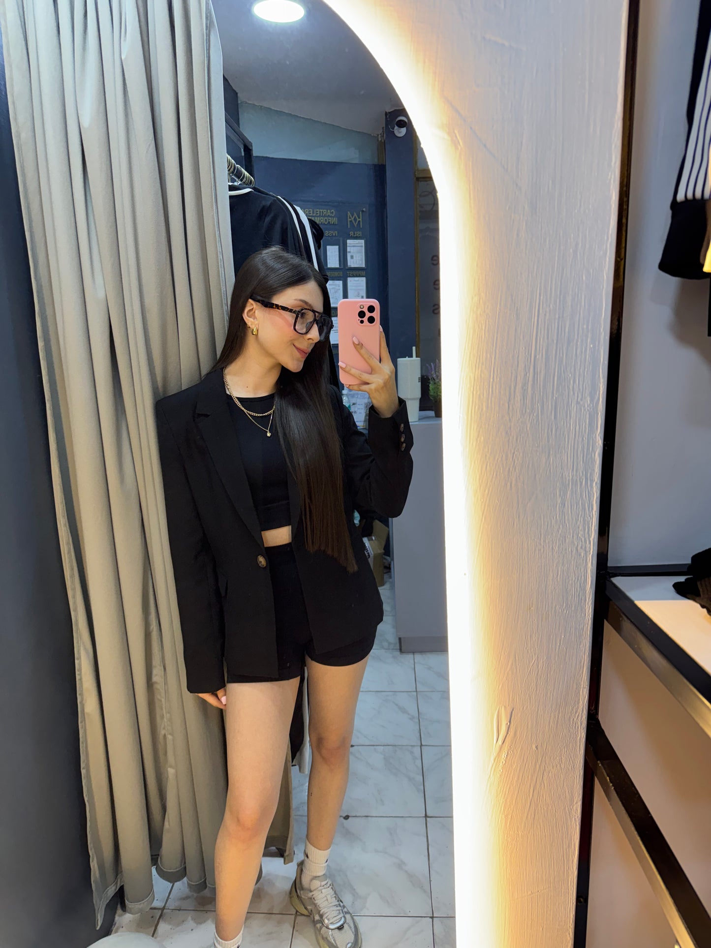 Blazer negro de corte en V y botones marrones L.A.