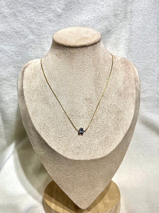 Collar de corazón pequeño de pedrería dorado
