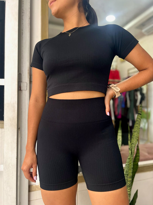 Set deportivo top manga corta y short negro