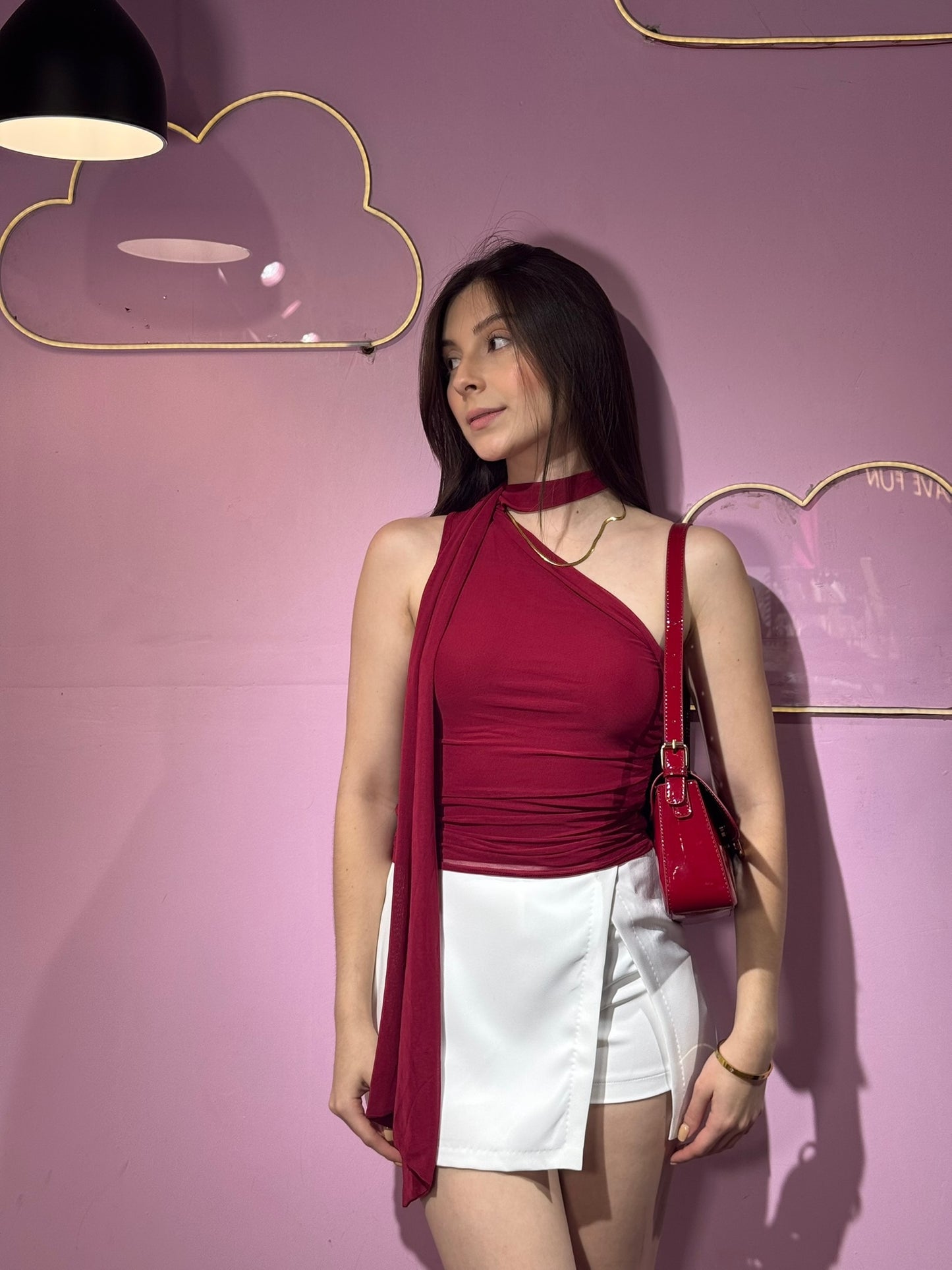 Top asimétrico vino con tirante en el cuello