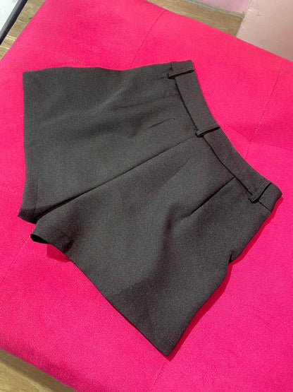 Short plisado de vestir con botón negro