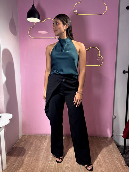 Pantalón de vestir negro con abertura asimétrica
