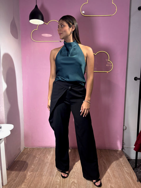 Pantalón de vestir negro con abertura asimétrica