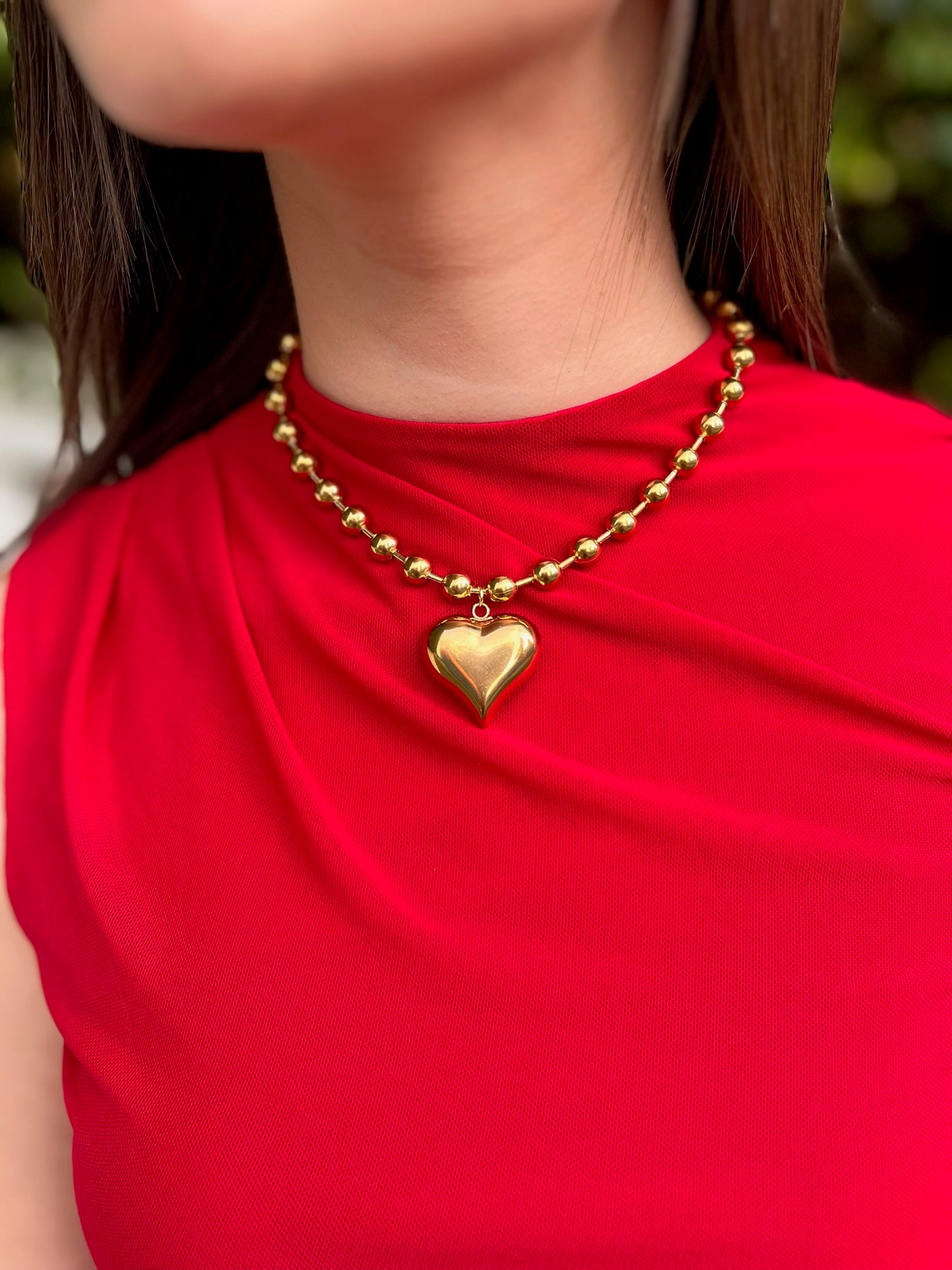 Collar de balines grandes con dije de corazón dorado
