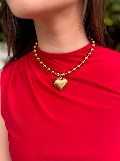 Collar de balines grandes con dije de corazón dorado