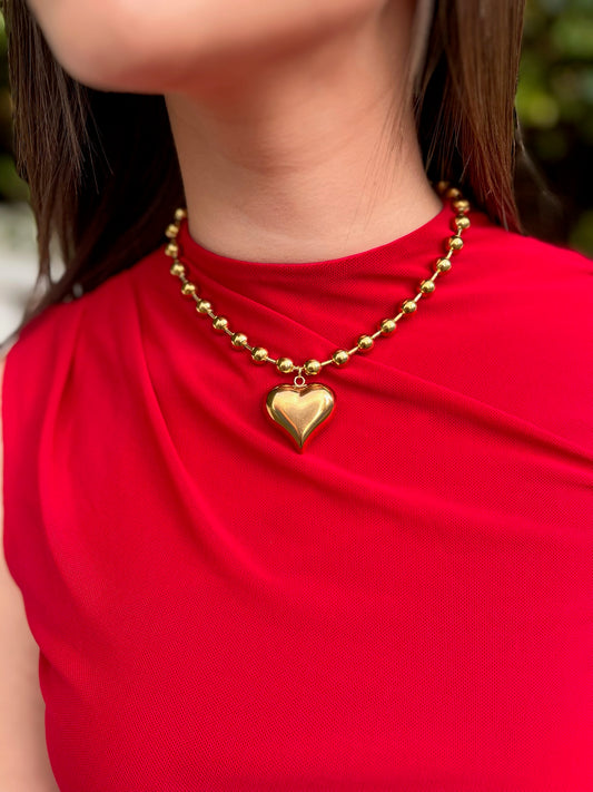 Collar de balines grandes con dije de corazón dorado