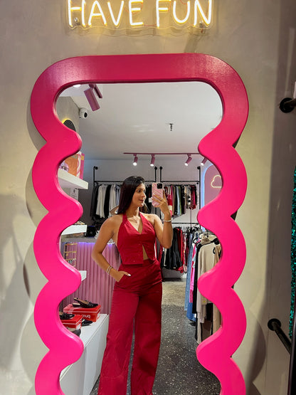 Set rojo de chaleco al cuello y espalda descubierta y pantalón palazzo