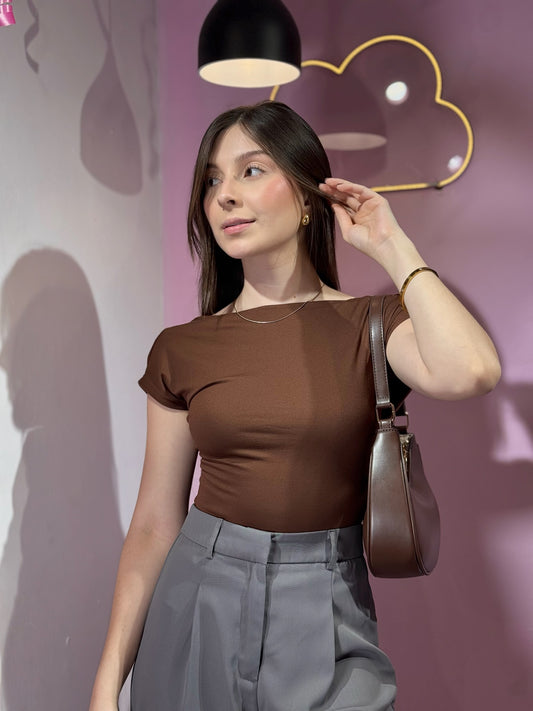 Top cuello alto básico de espalda descubierta marrón