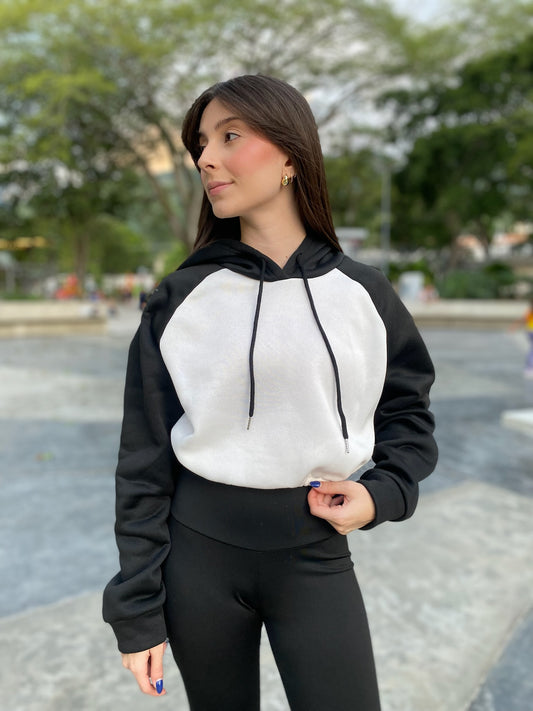 Hoodie blanco de mangas y capucha negra