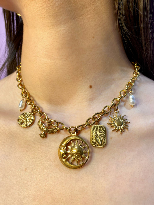 Collar de 5 dijes dorado sol y luna grande