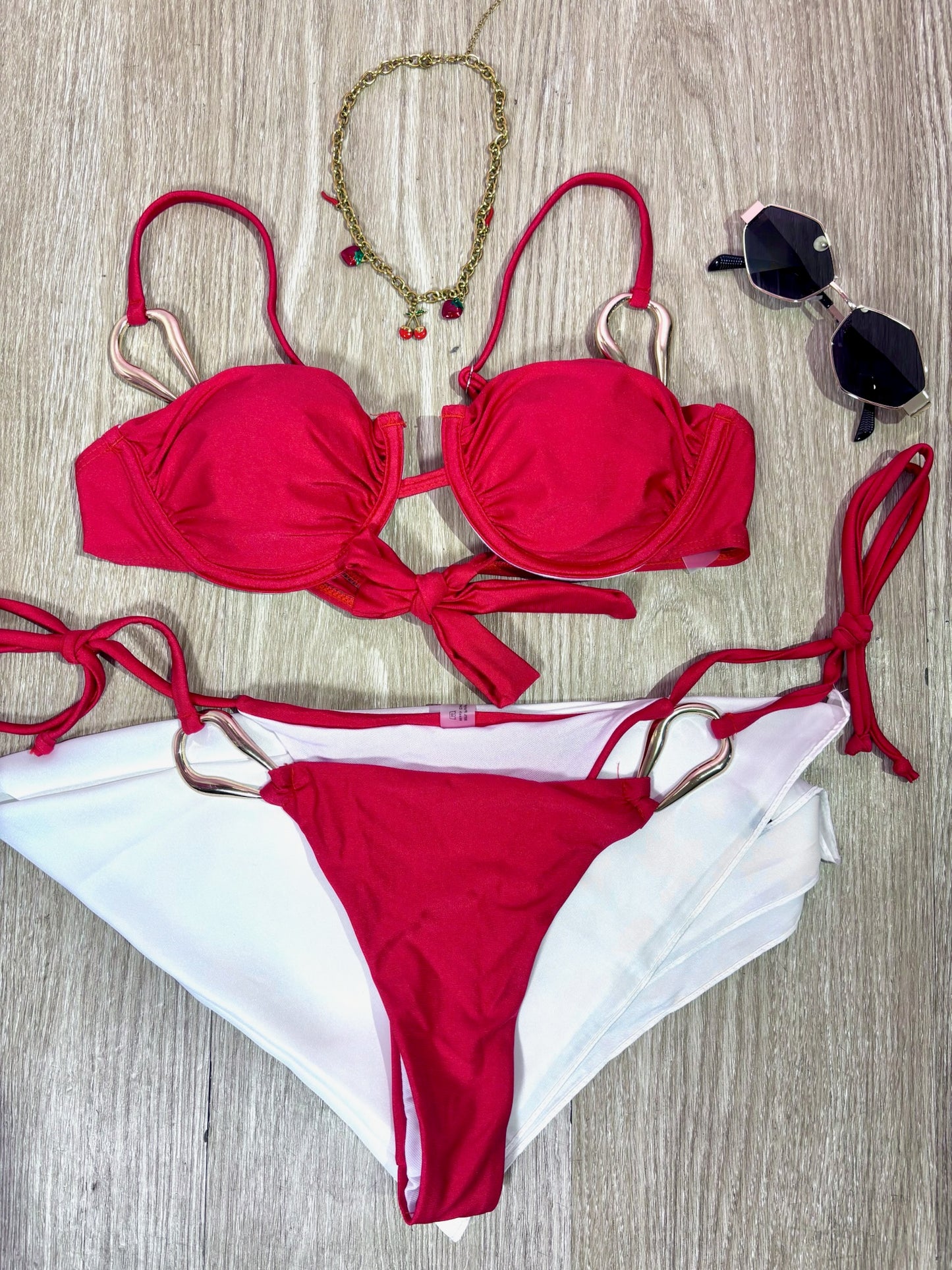 Traje de baño rojo con copas arruchadas y hebillas asimétricas con panty de amarres