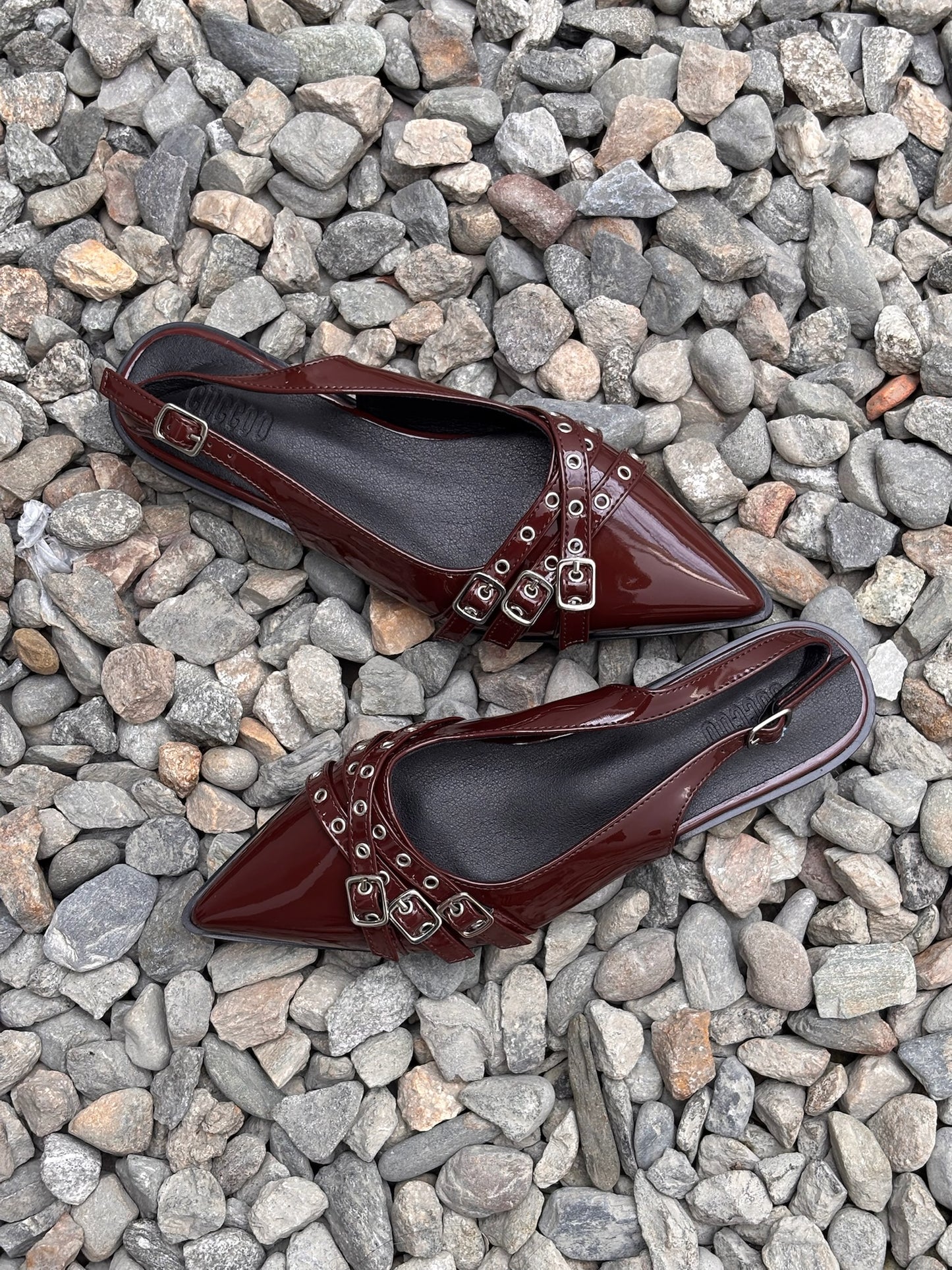 Zapatillas de punta marrón patente con taches