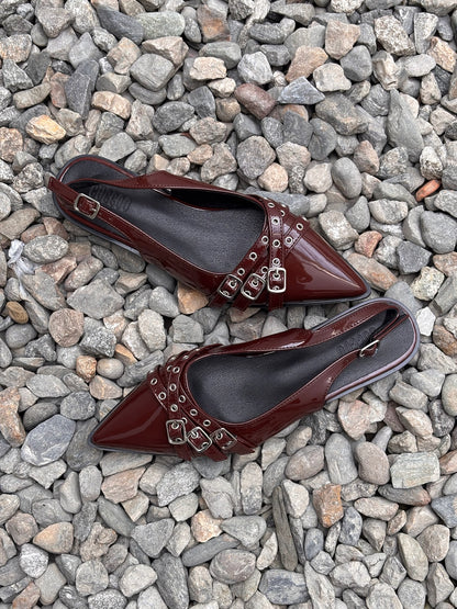 Zapatillas de punta marrón patente con taches