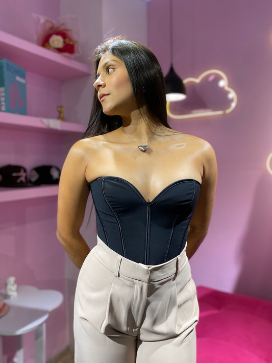 Corset strapless escote corazón de armazón y trenzado trasero negro