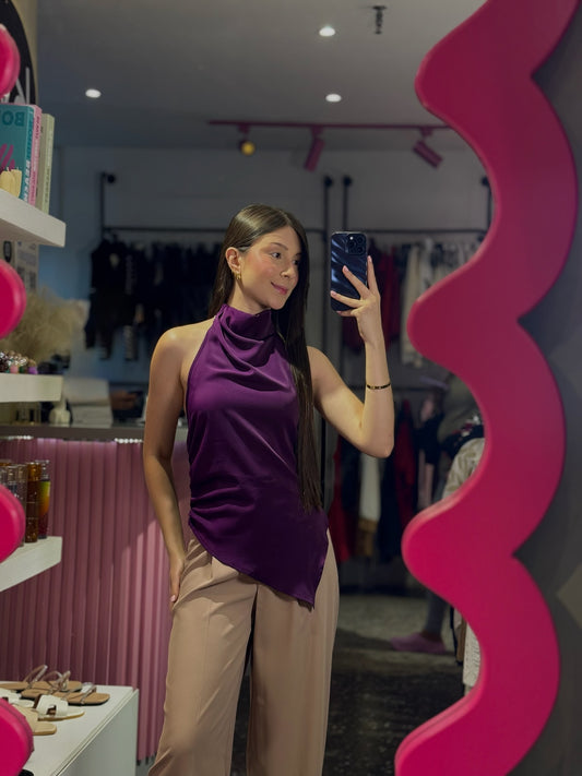 Top cuello alto desbocado asimétrico espalda descubierta morado