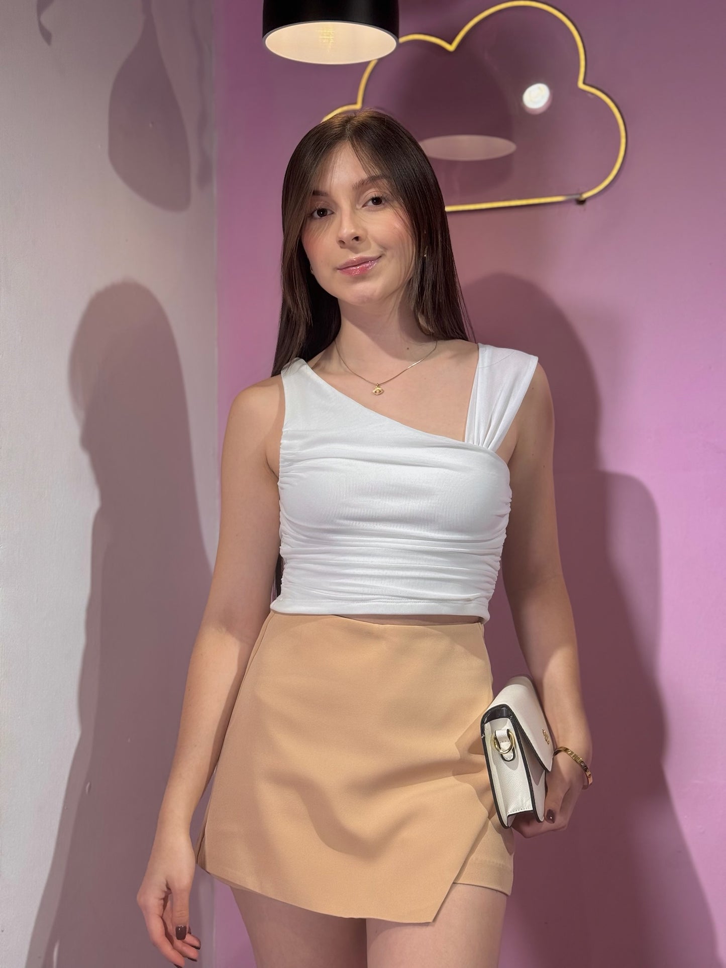 Falda de abertura beige con bolsillos traseros