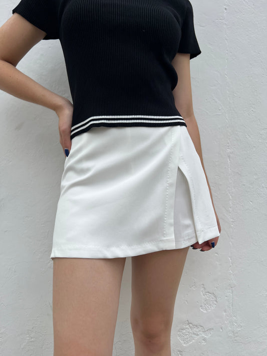 Falda short con abertura clásica blanca