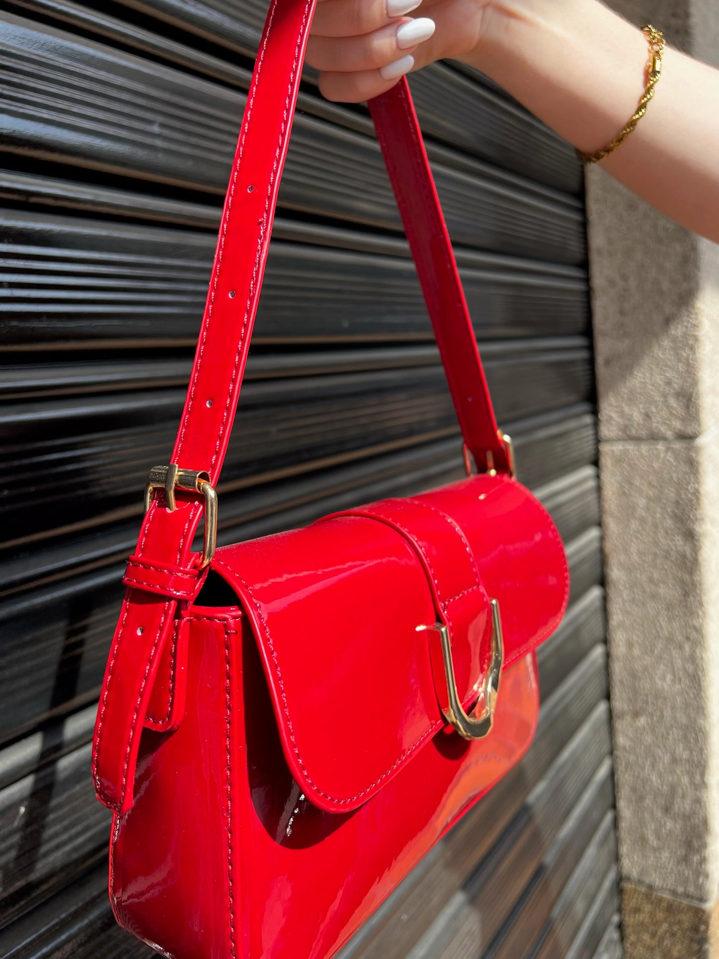 Cartera patente roja con hebilla