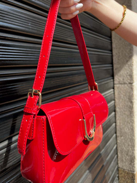 Cartera patente roja con hebilla