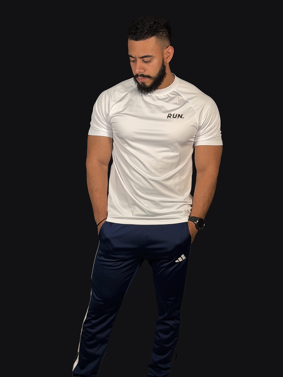 Jogger con franjas blancas a los costados y puño en la bota deportivo ADIDAS azul oscuro