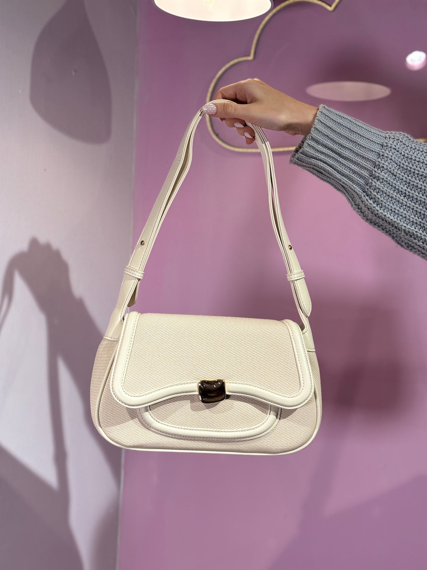Cartera crema con blanco