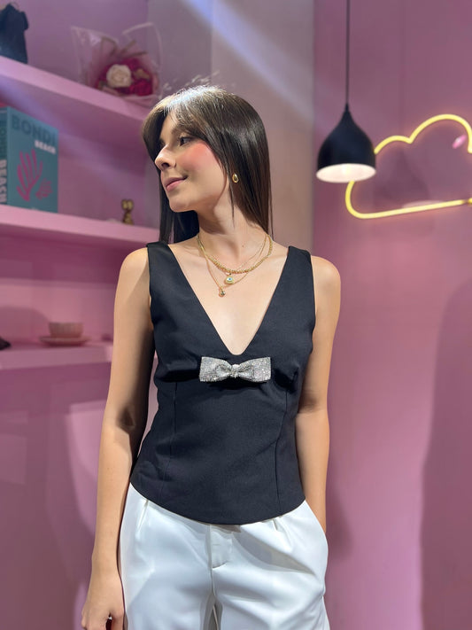 Top de vestir negro de escote en V y lazo de pedrería