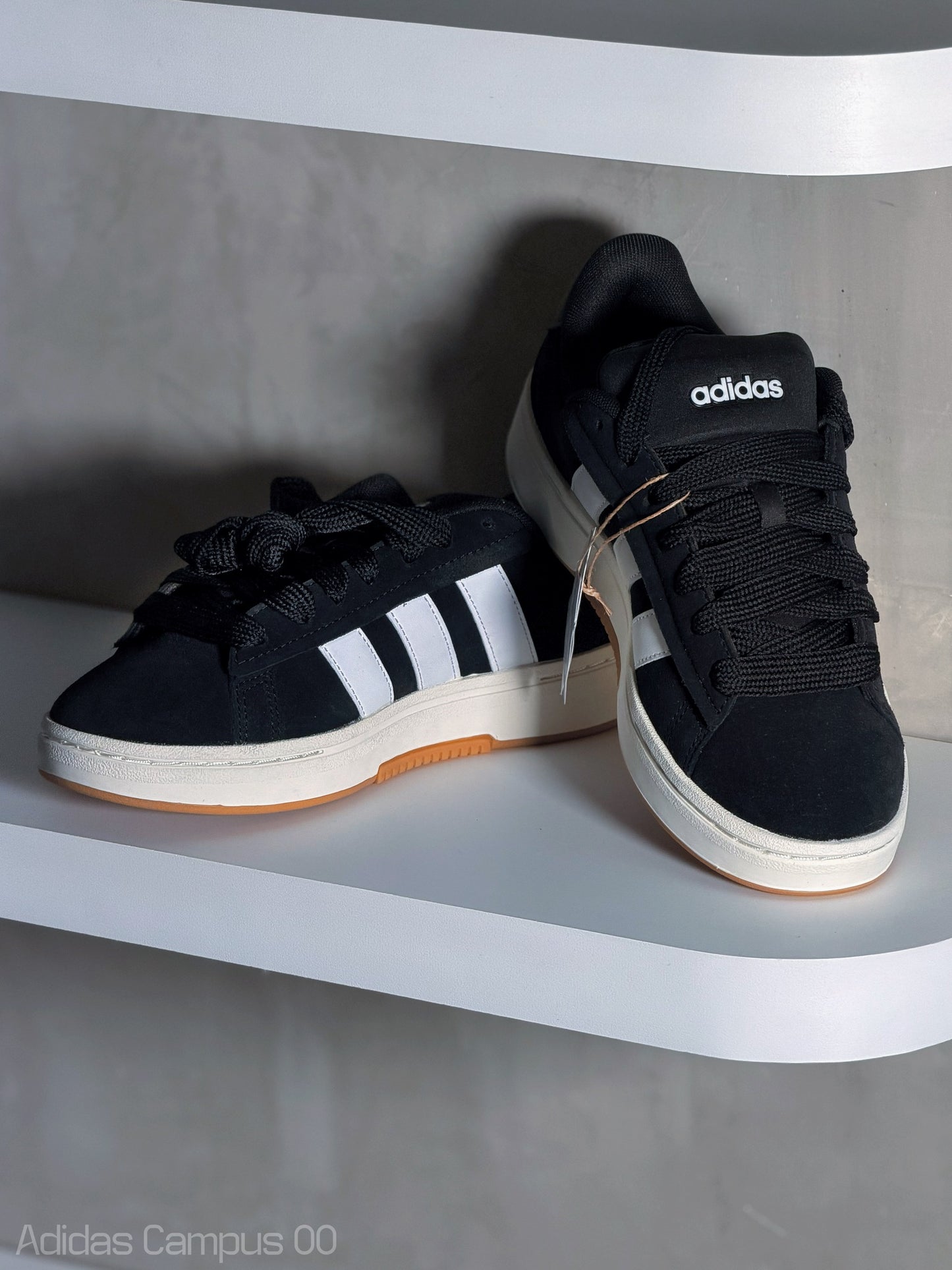 Zapatos GRAND COURT ALPHA 00S de dama ADIDAS negras con lineas blancas