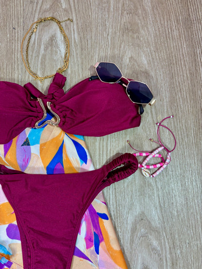 Traje de baño strapless burdeos con hebilla dorada asimétrica