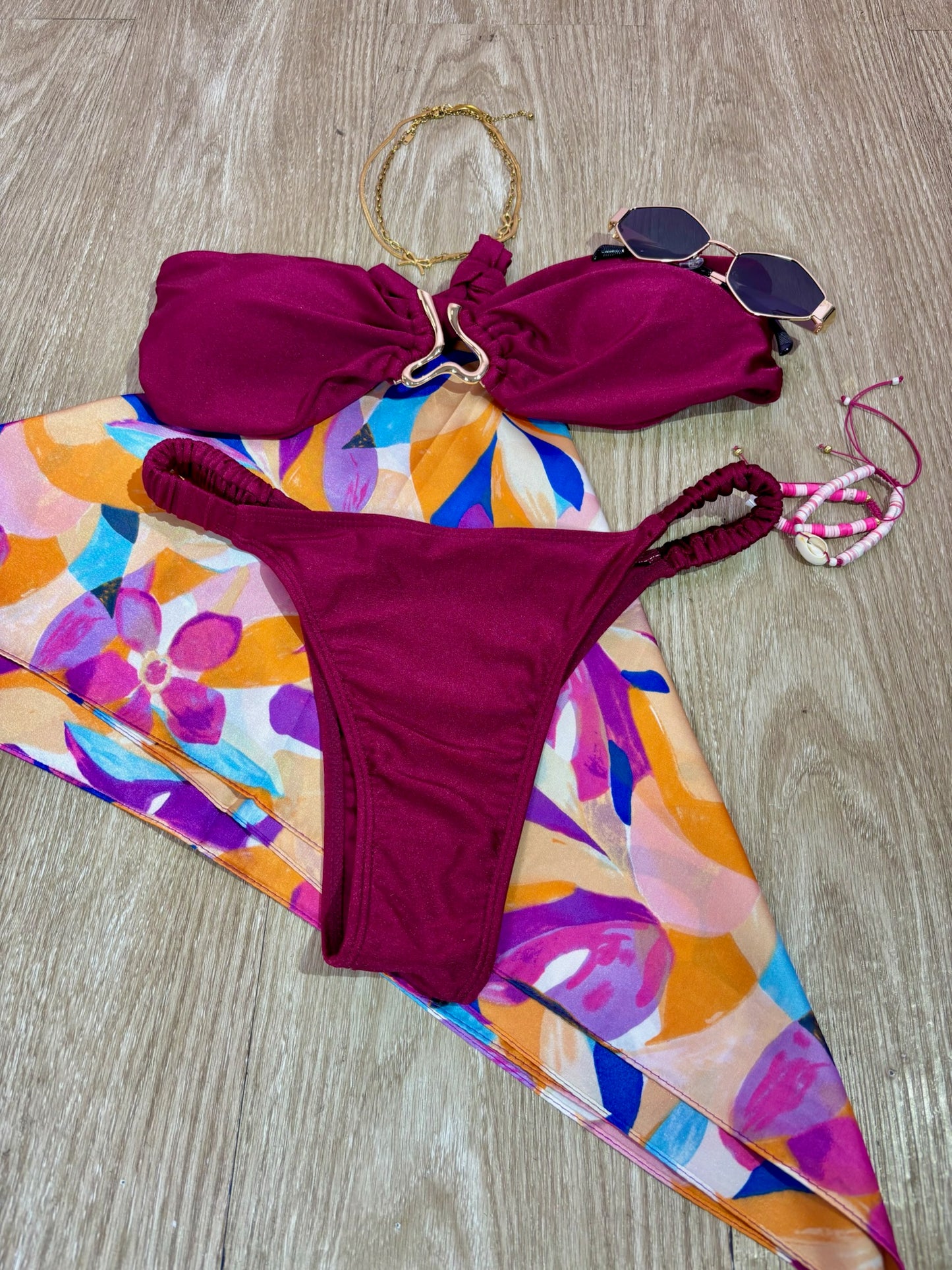 Traje de baño strapless burdeos con hebilla dorada asimétrica
