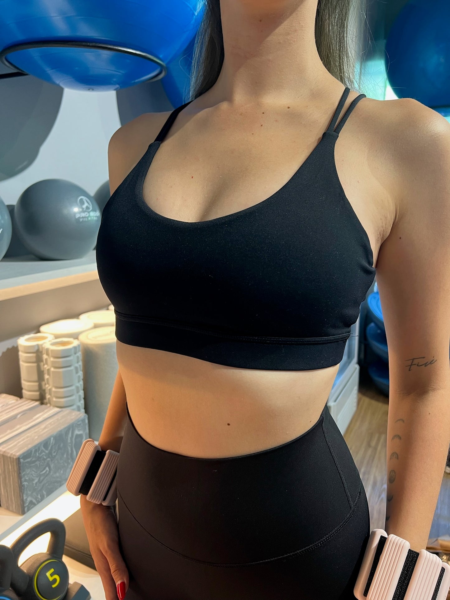 Top de tirantes cruzados en la espalda de pretina corta deportivo negro