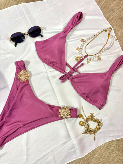 Traje de baño violeta de copas triangular y panty con hebillas de concha de mar doradas