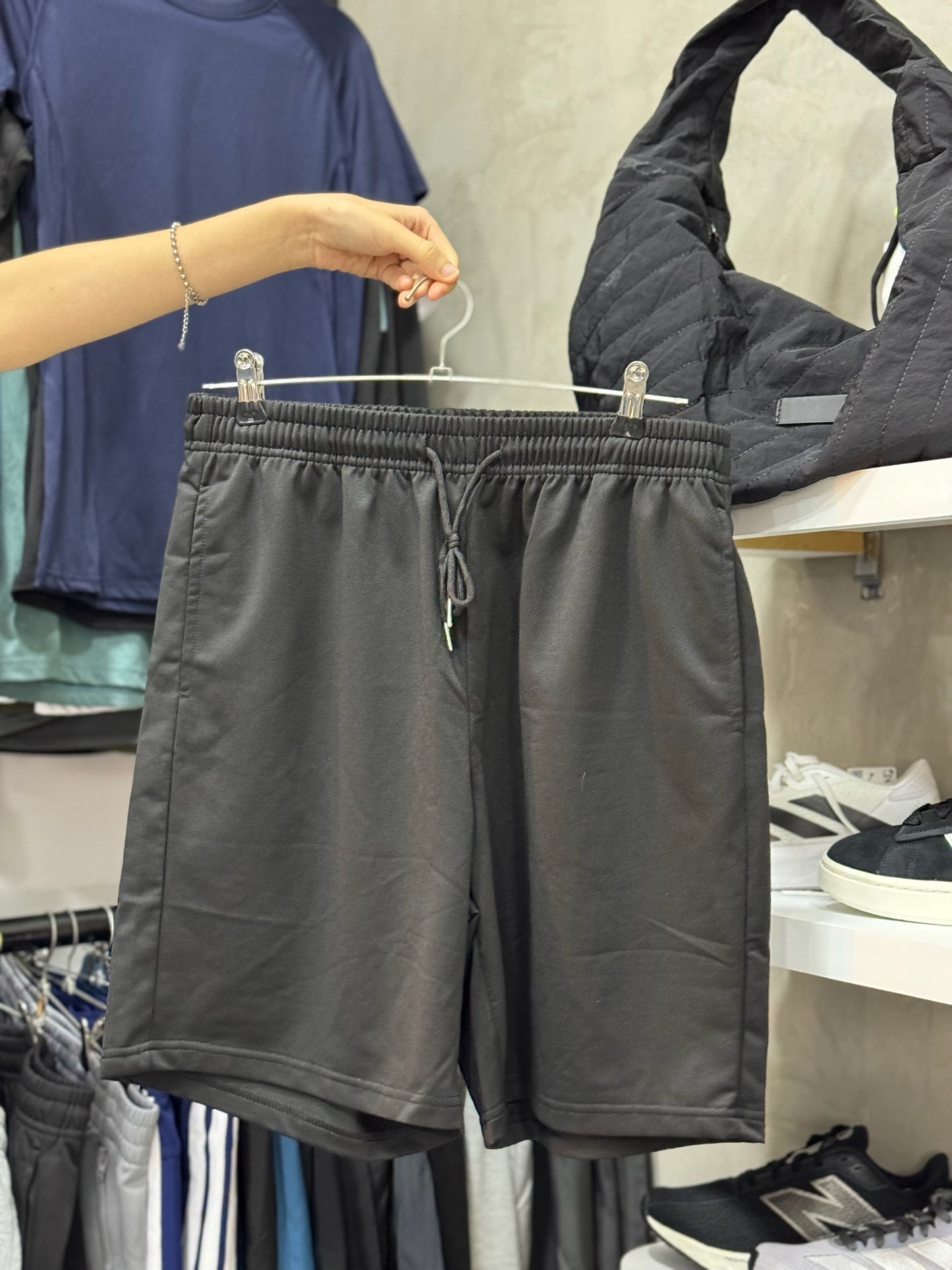 Short con cordón negro y detalles plateados deportivo sólido Negro