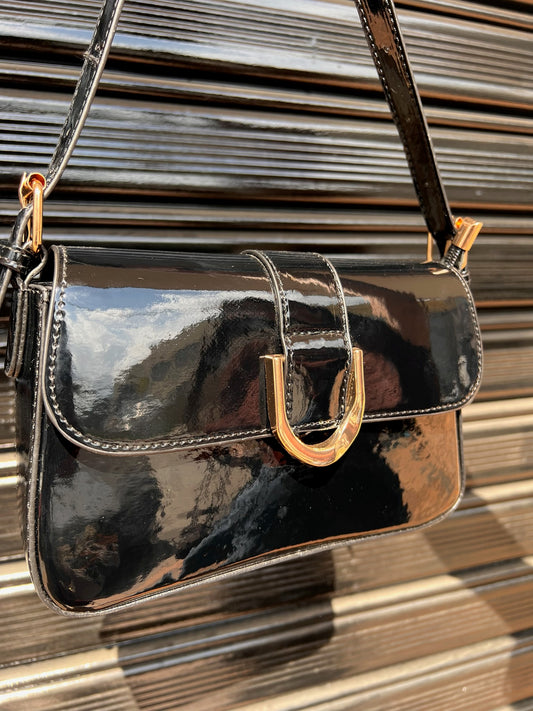 Cartera patente negra con hebilla