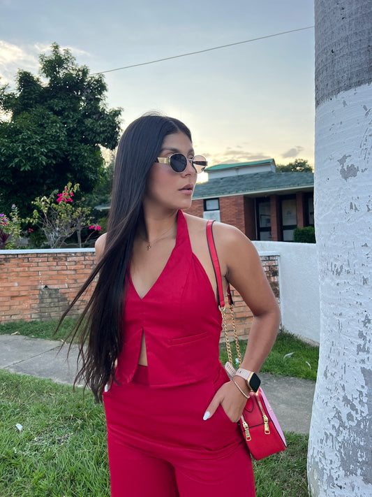 Set rojo de chaleco al cuello y espalda descubierta y pantalón palazzo