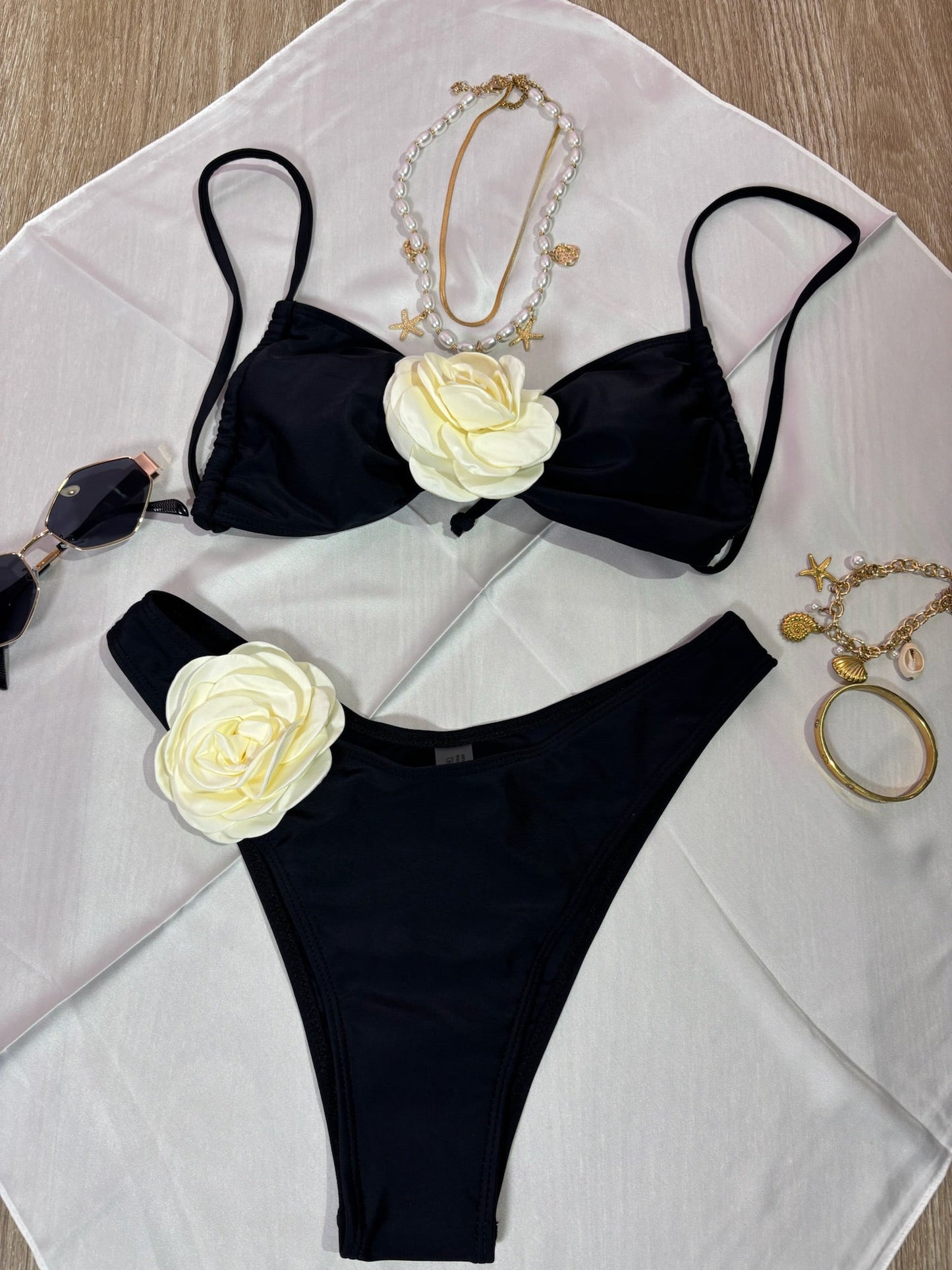 Traje de baño negro con rosa blanca