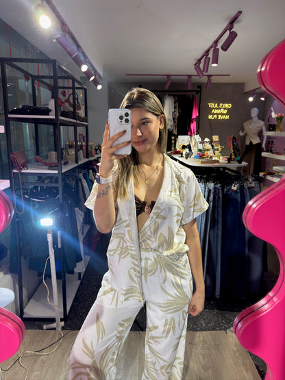 Set de camisa y pantalón blanco y estampado playera beige