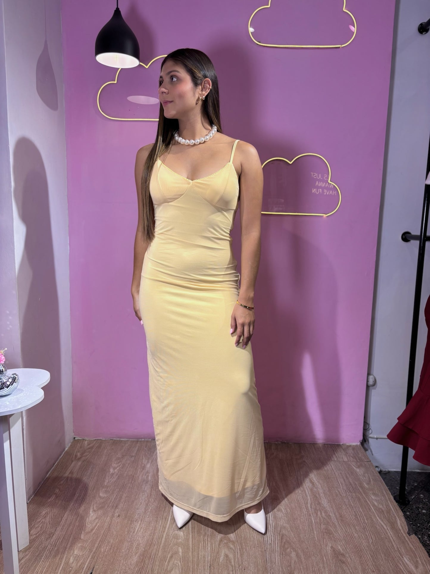 Vestido largo de copas amarillo pastel de malla