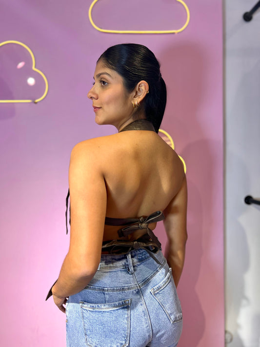 Top de cuerina marrón con tirante de hebilla al cuello