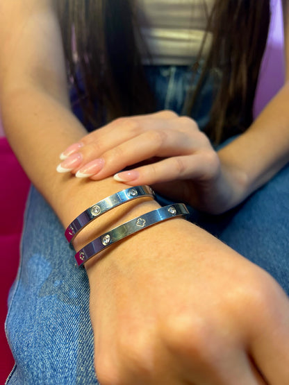 Brazalete plateado con pedrería (INSPO CARTIER)
