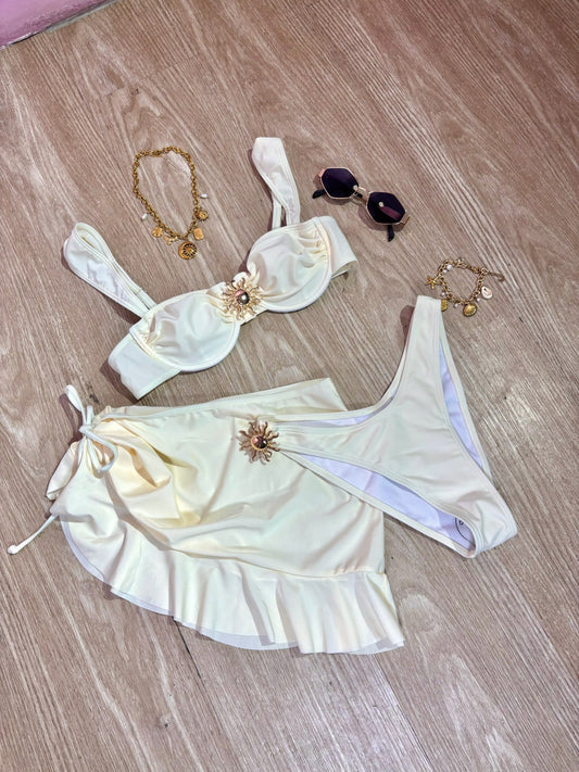 Traje de baño crema de copas con hebillas de sol doradas y falda con volados