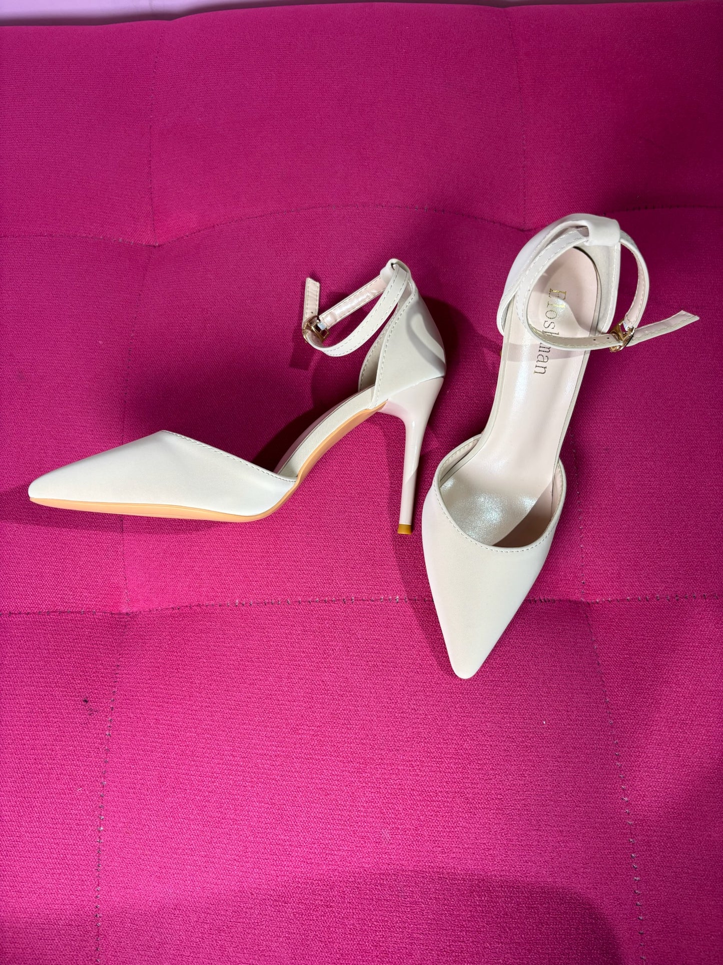 Tacones beige de gamuza punta triangular