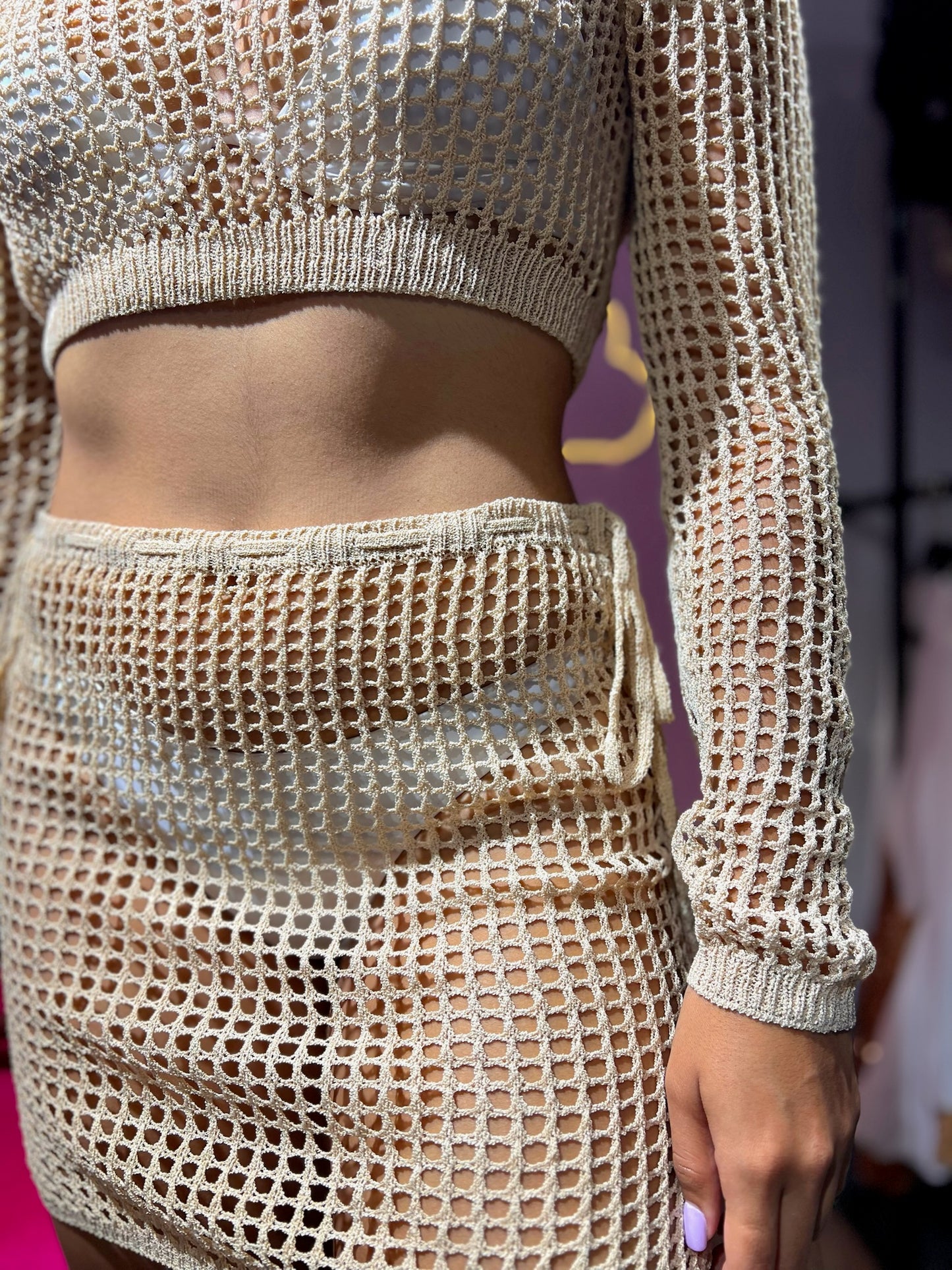 Set de top manga larga y falda con tirantes tejido beige