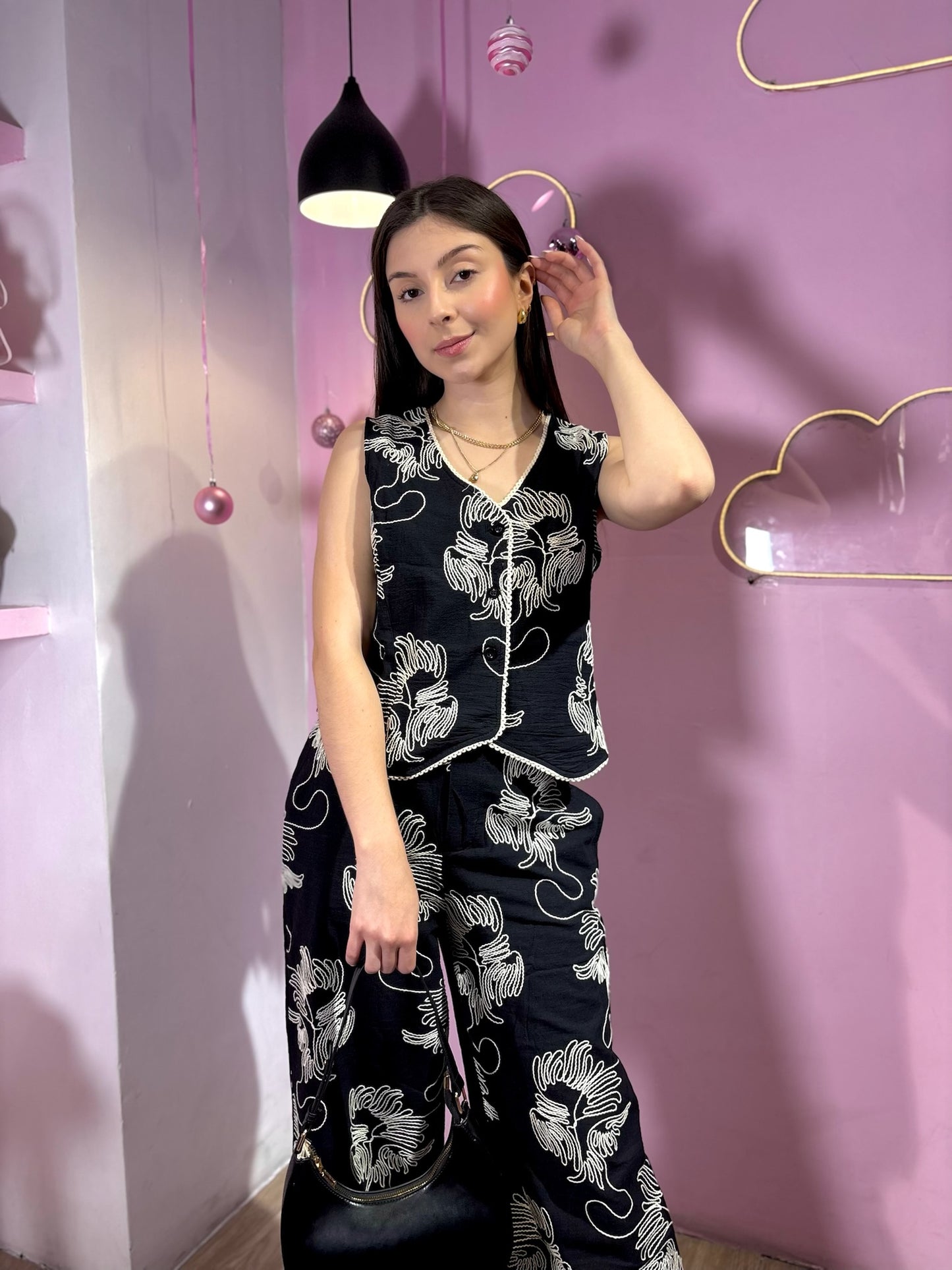Set de chaleco y pantalón negro con bordado crema