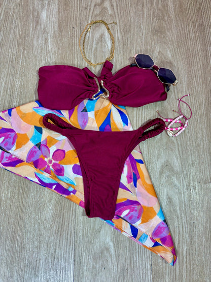 Traje de baño strapless burdeos con hebilla dorada asimétrica