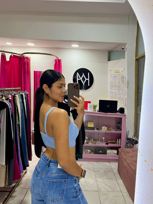 Top tejido con escote en V azul bebé