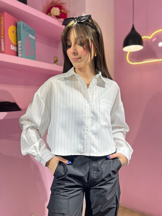 Camisa blanca de rayas negras