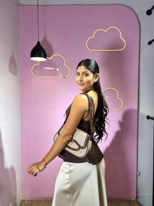 Cartera beige con marrón tejida