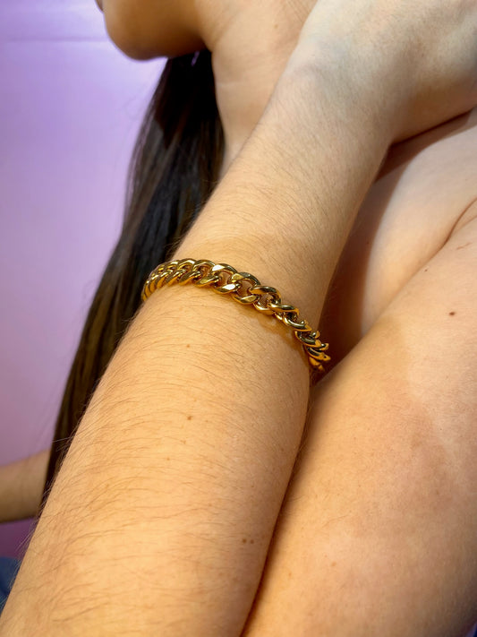 Pulsera dorada de cadena fina