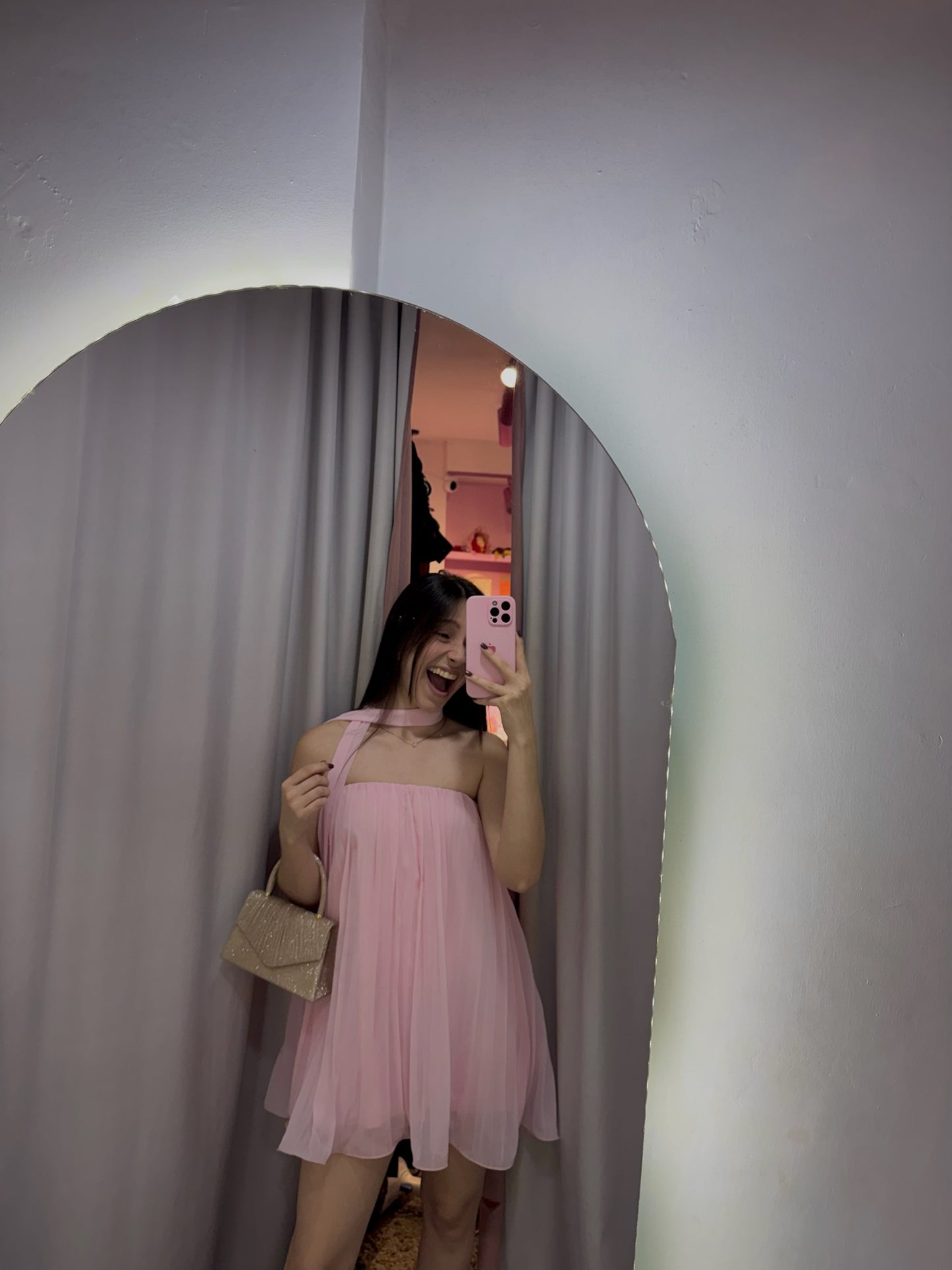 Vestido strapples rosa pastel de chifon plisado